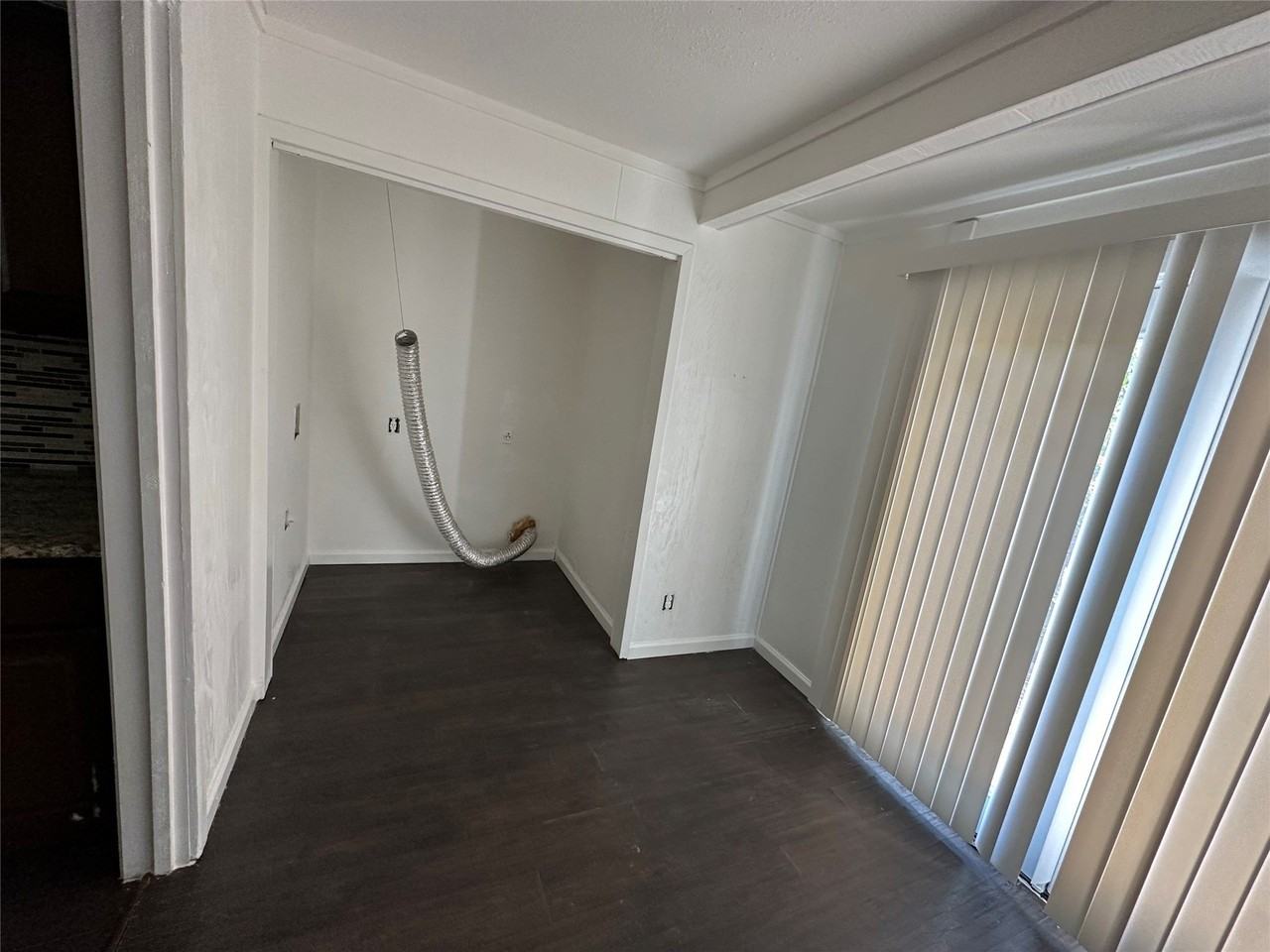 4612 Emerson St - Photo 5 of 12