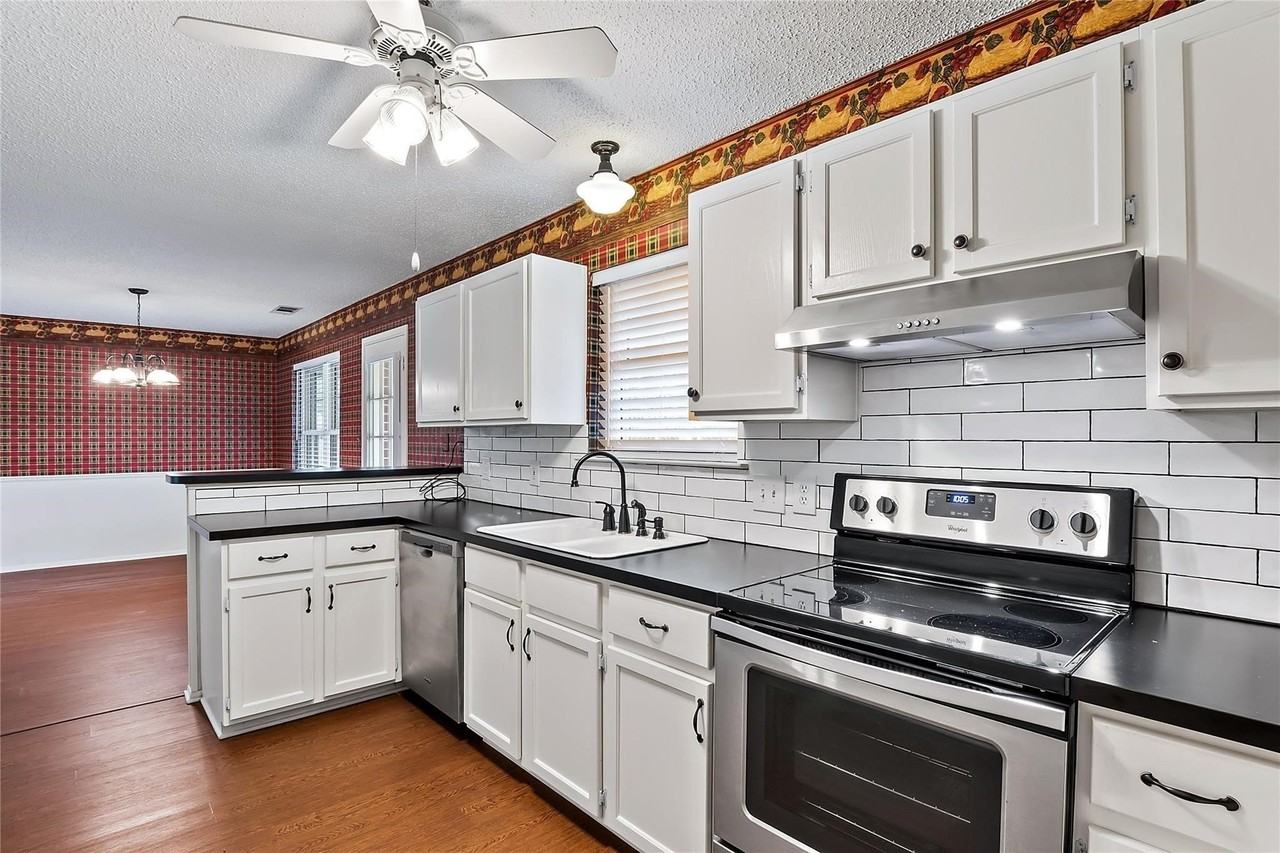 525 Baldwin St - Photo 2 of 19