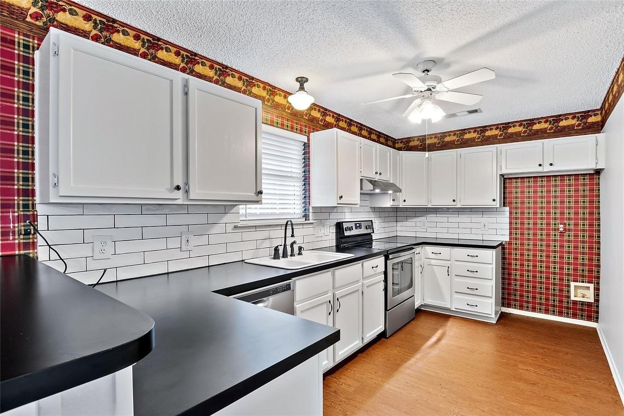 525 Baldwin St - Photo 3 of 19