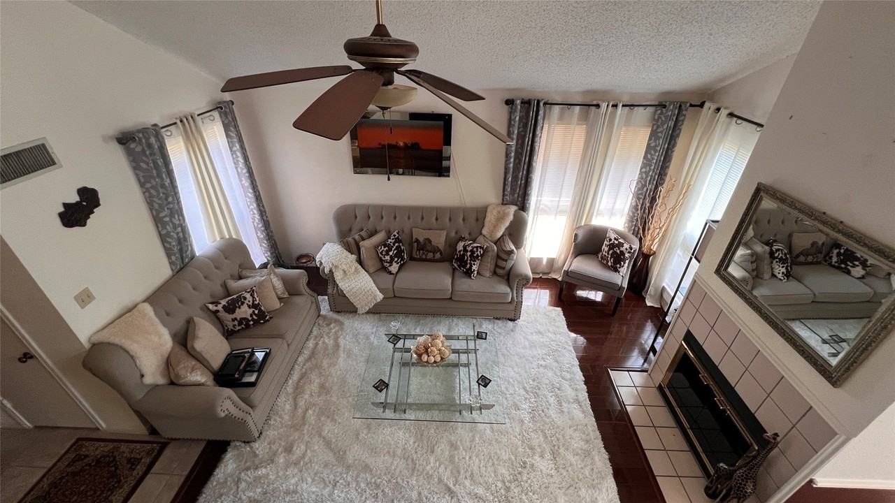 3824 Dalston Ln - Photo 3 of 12