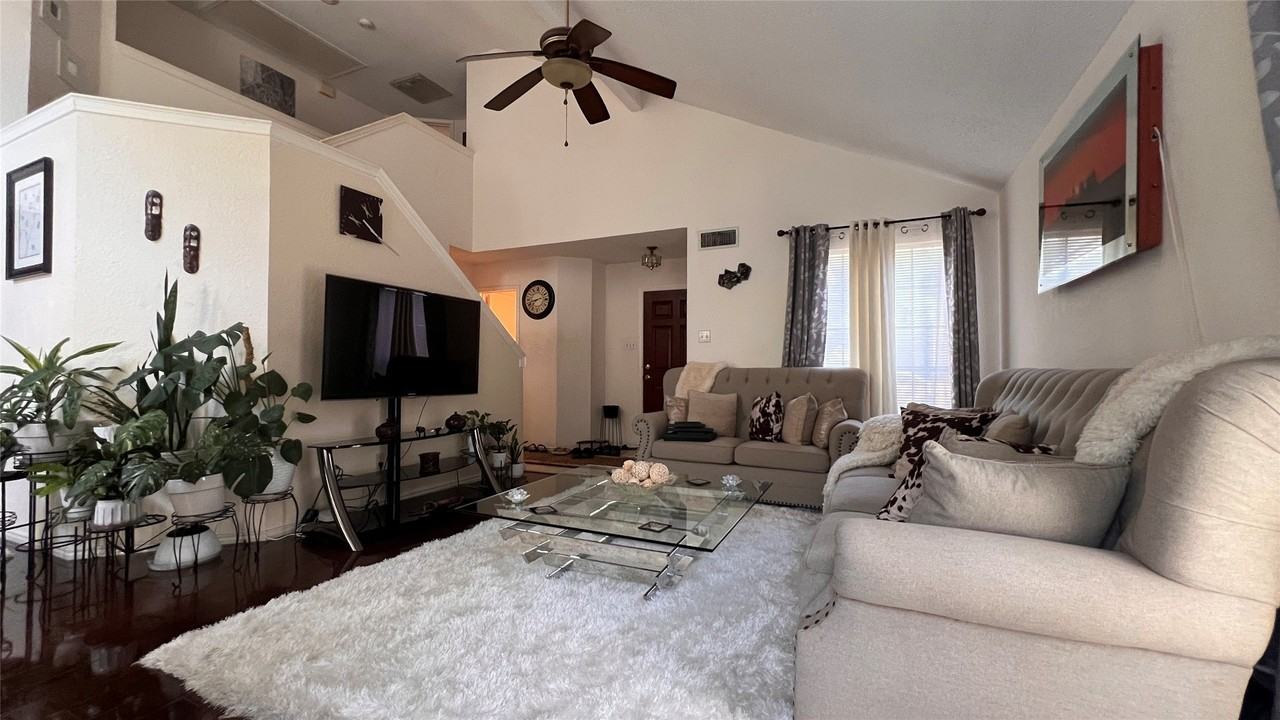3824 Dalston Ln - Photo 4 of 12