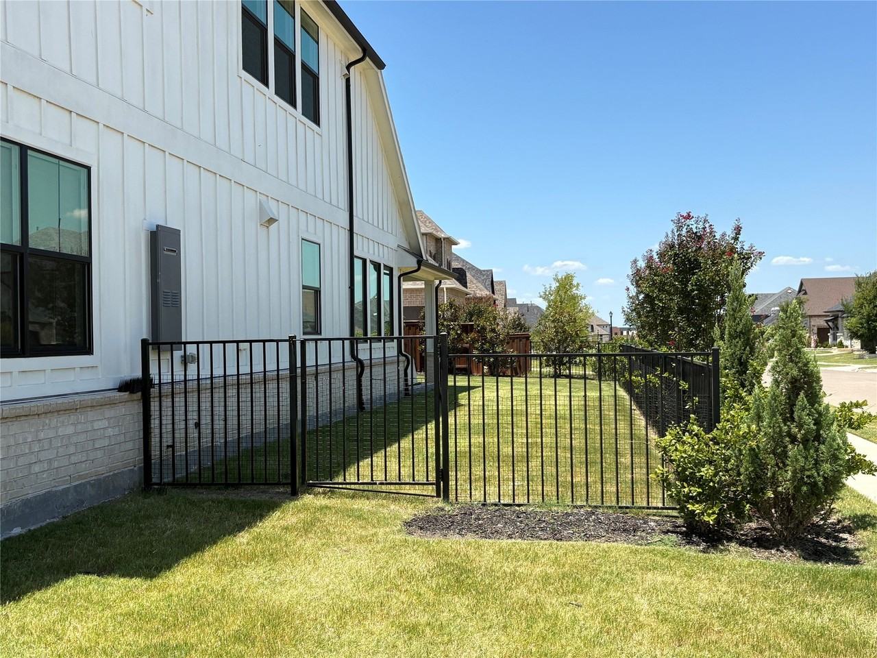 1451 Maplewood Dr - Photo 3 of 37