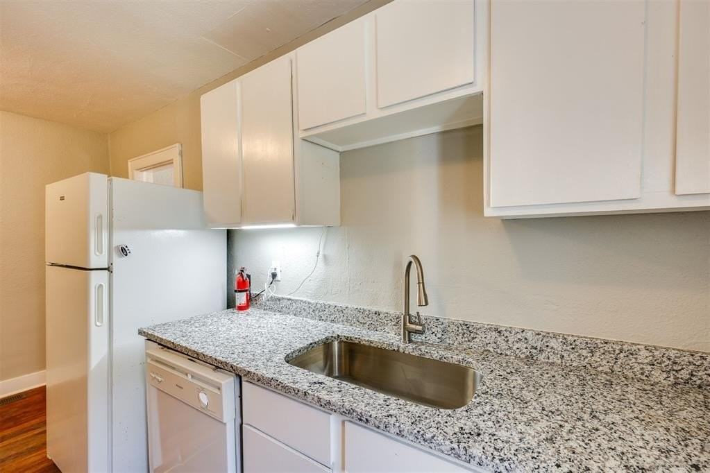 2835 Nw 22nd St - Photo 3 of 31