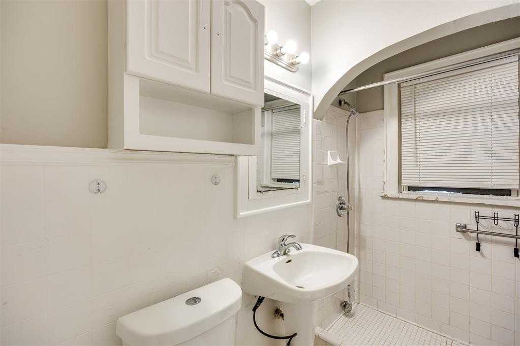 2835 Nw 22nd St - Photo 4 of 31