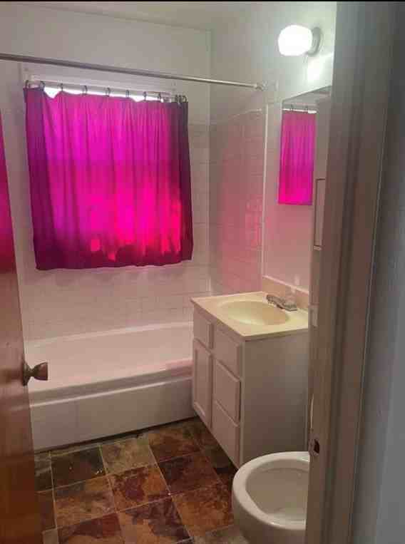 3320 Ne 15th St - Photo 5 of 9