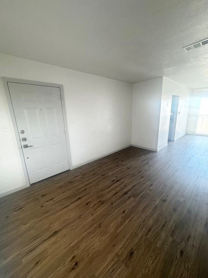 4707 Shadylane Dr - Photo 3 of 9