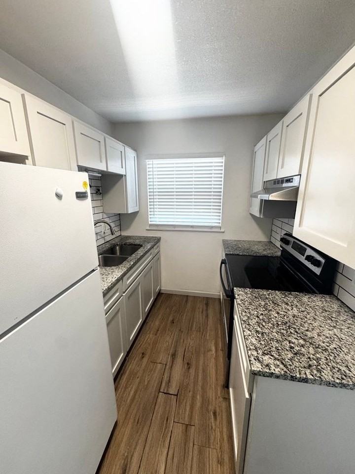 4707 Shadylane Dr - Photo 4 of 9
