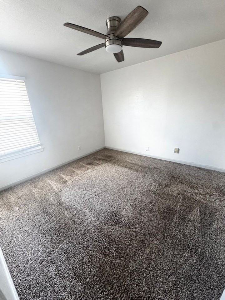 4707 Shadylane Dr - Photo 5 of 9