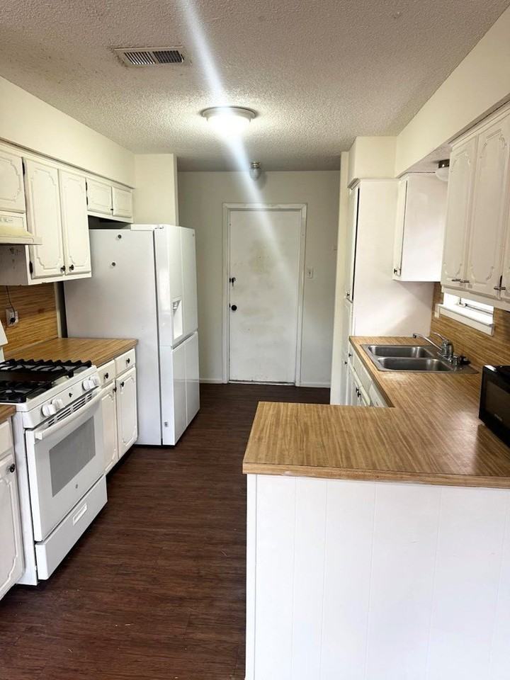 5202 Ric Dr - Photo 4 of 11