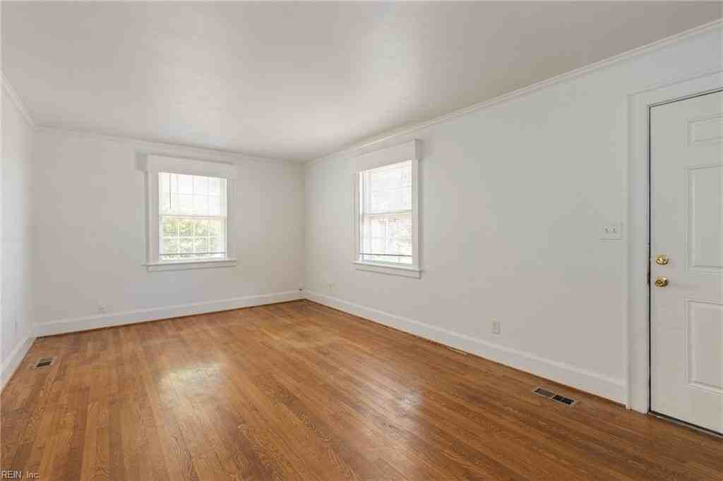 317 35th St - Photo 5 of 19