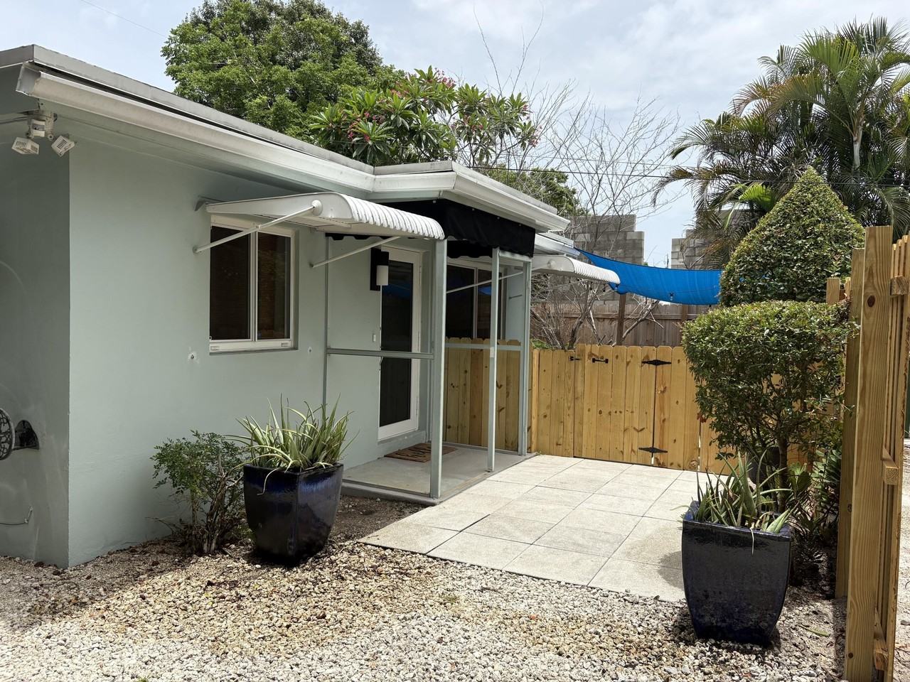 501 Sw 11th St #R - Photo 3 of 16