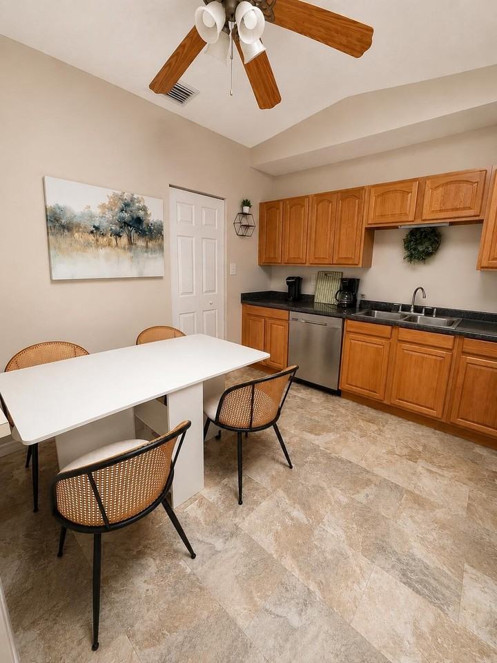 1433 Captains Walk #18A - Photo 4 of 16