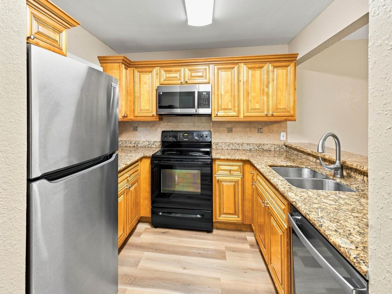 1601 Balfour Point Dr #H - Photo 4 of 28