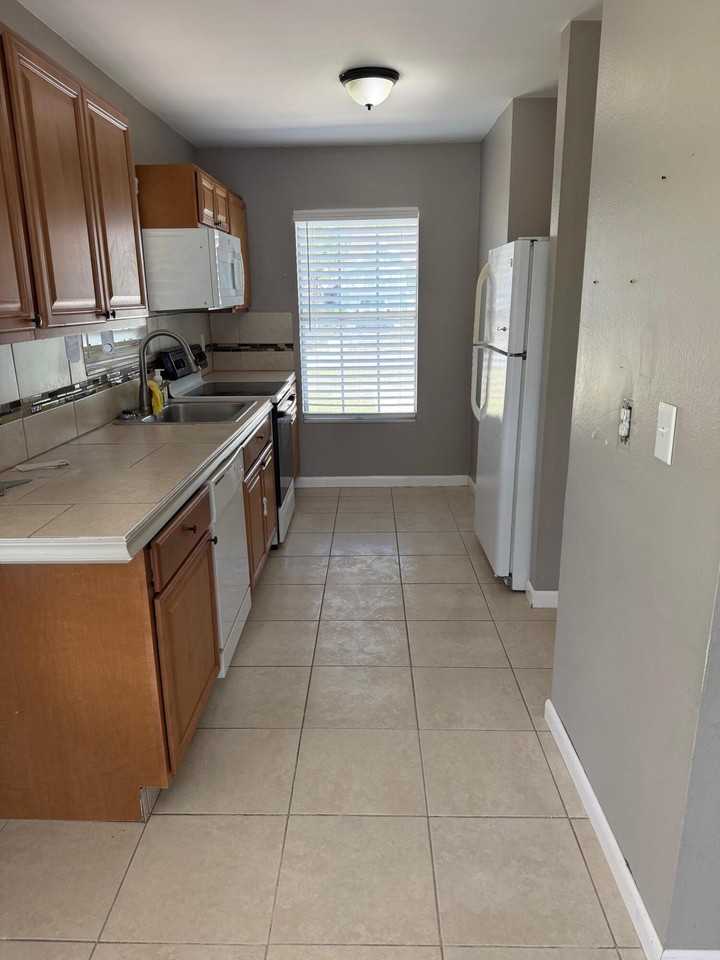1456 Se Rivergreen Cir - Photo 5 of 10