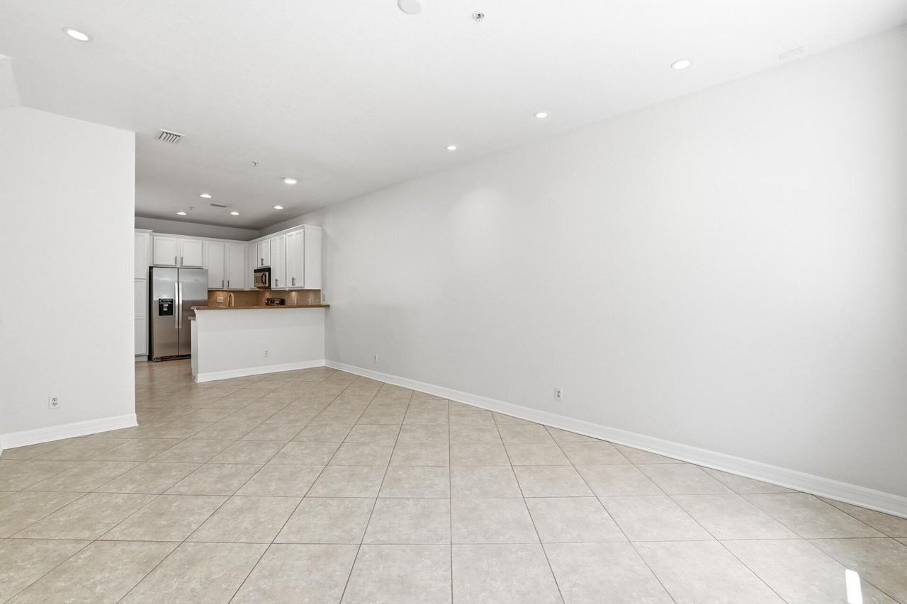 127 E Thatch Palm Cir - Photo 5 of 21