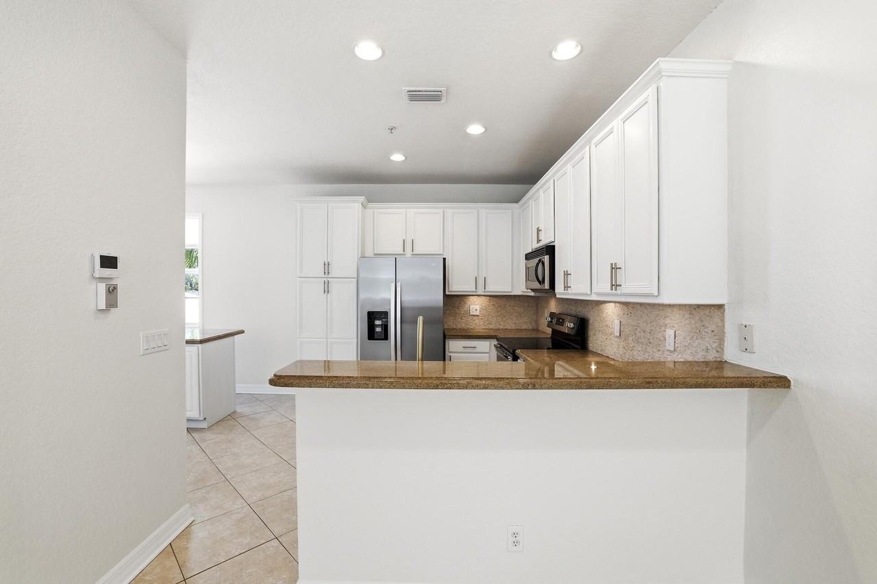 127 E Thatch Palm Cir - Photo 7 of 21