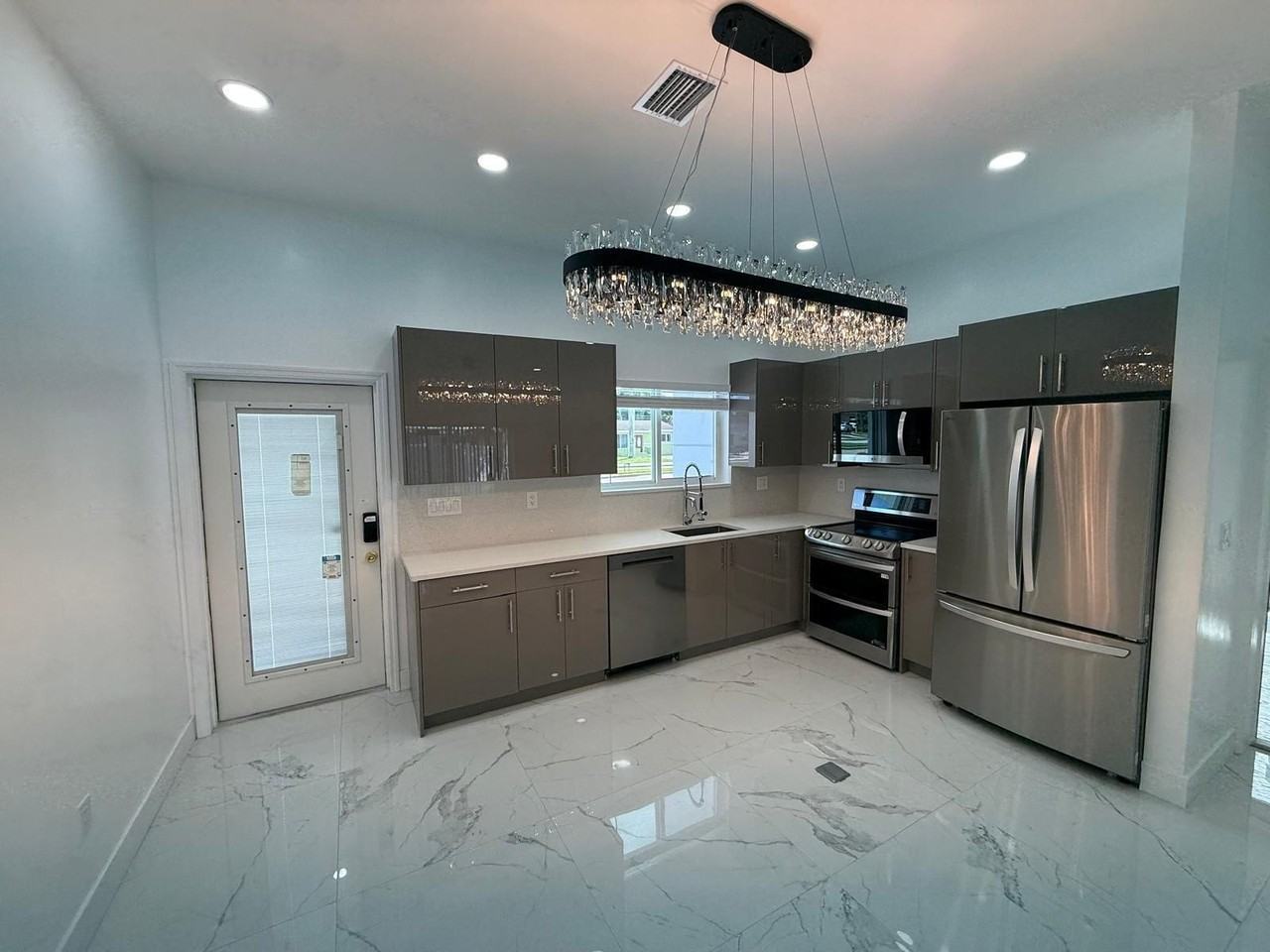 6319 Southgate Blvd - Photo 2 of 48