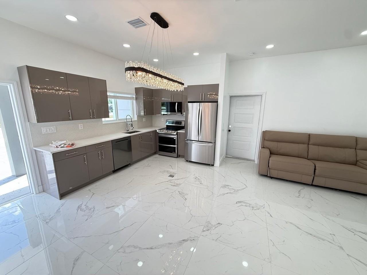 6319 Southgate Blvd - Photo 3 of 48