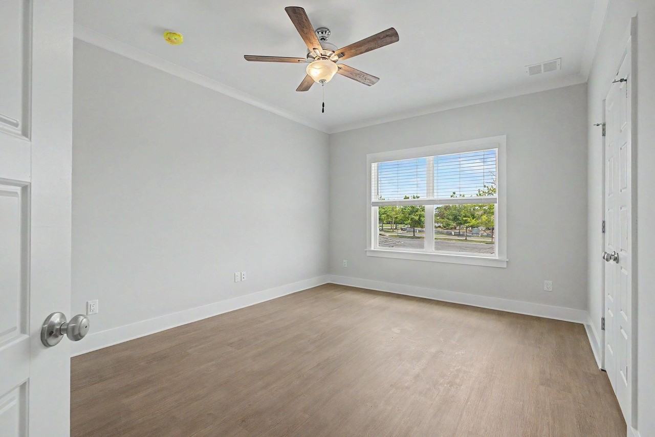 4065 Four Oaks Blvd - Photo 3 of 41