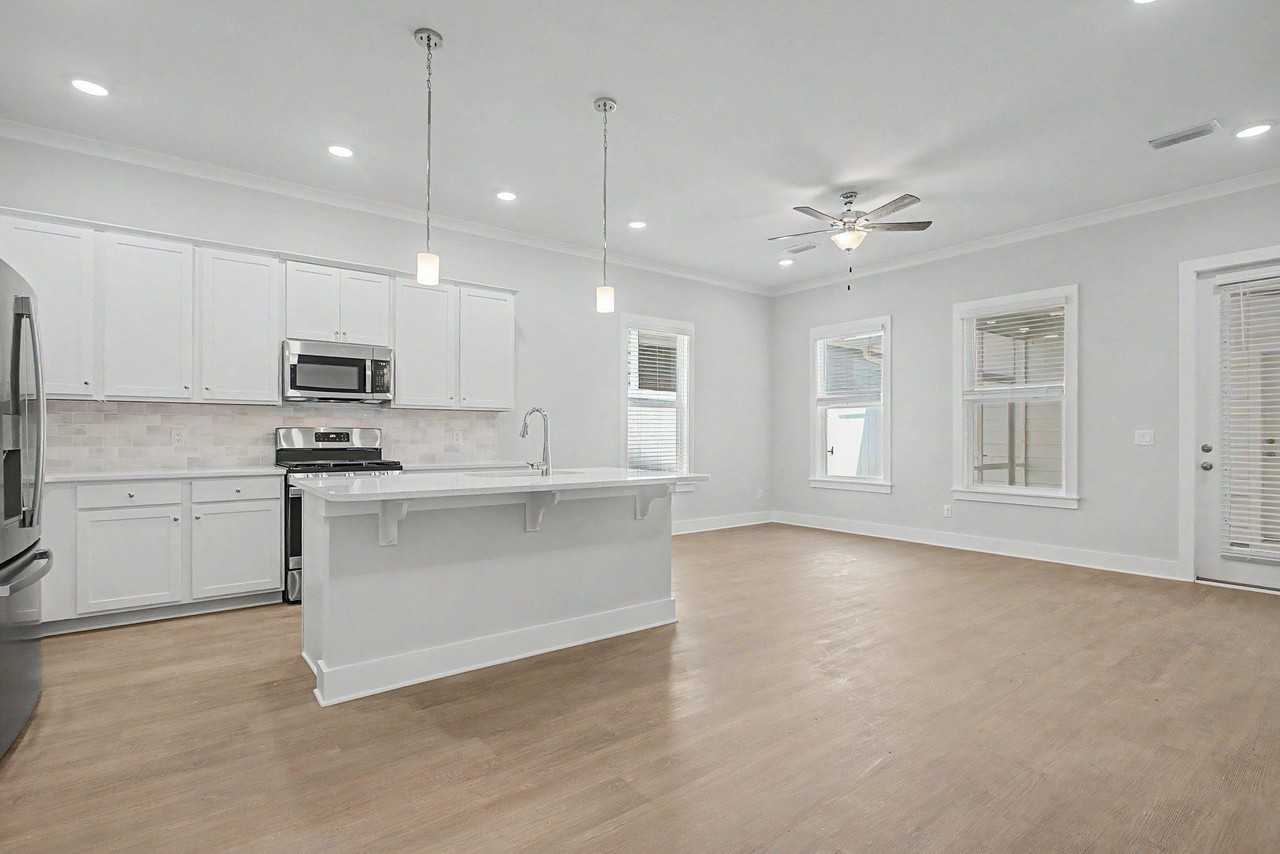 4065 Four Oaks Blvd - Photo 5 of 41