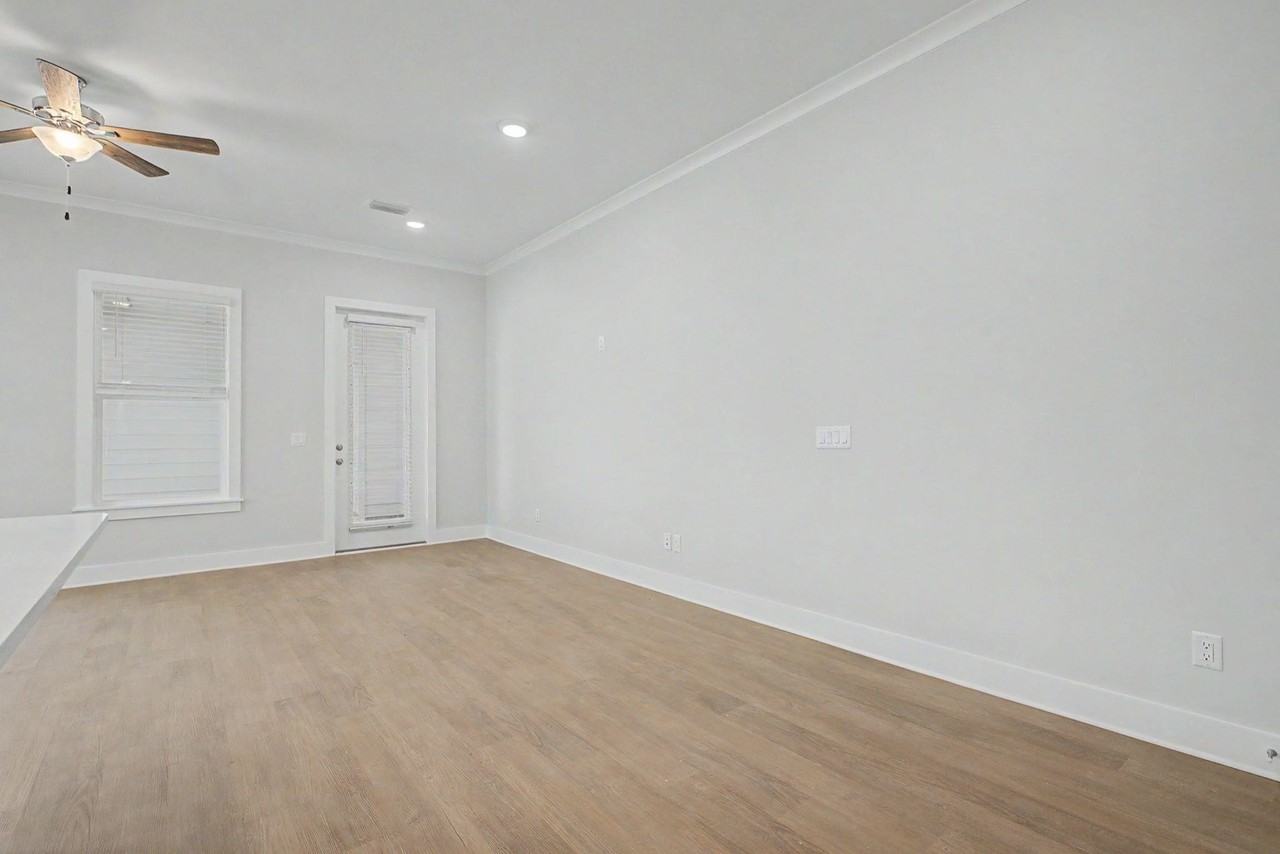 4065 Four Oaks Blvd - Photo 7 of 41