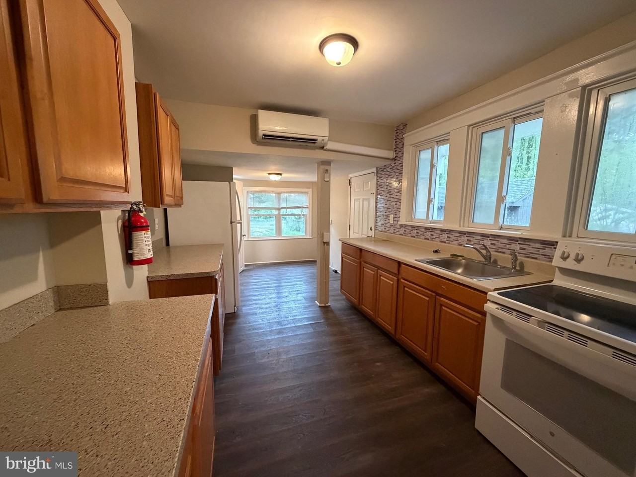 572 Columbia Ave - Photo 6 of 15