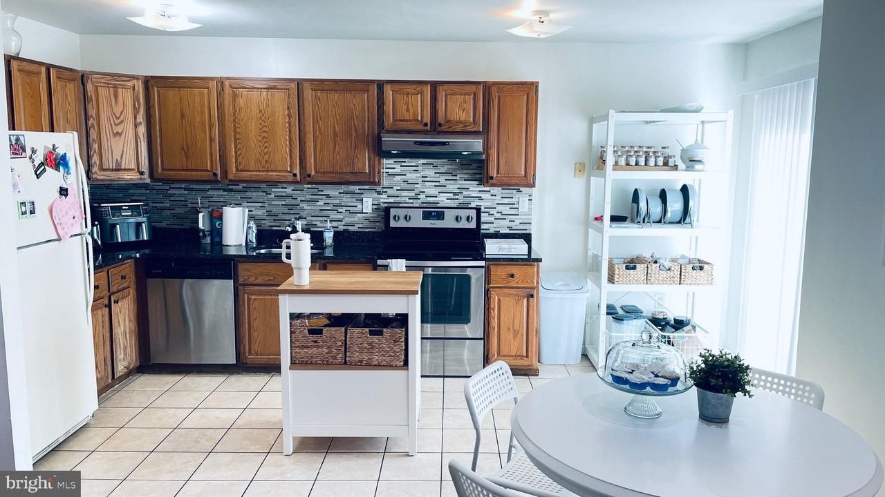 1514 Isaacs Ct - Photo 5 of 15