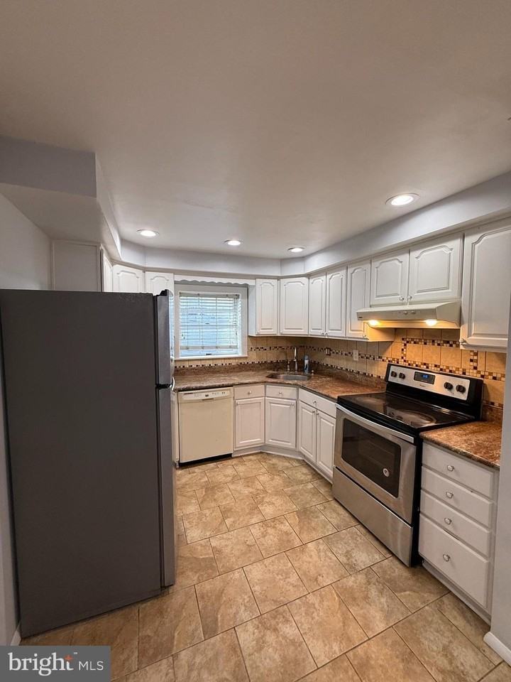 2425 S Warnock St - Photo 5 of 19