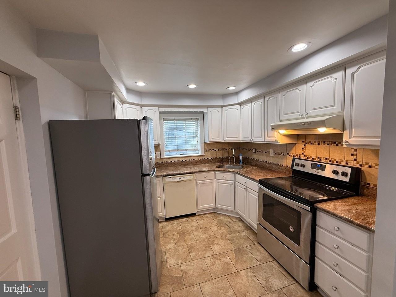 2425 S Warnock St - Photo 7 of 19