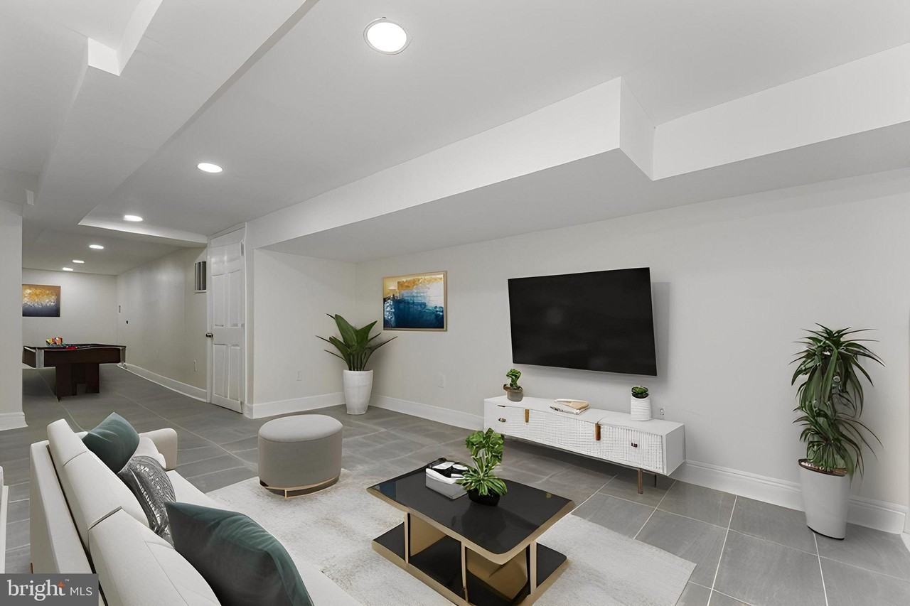 5426 Webster St - Photo 5 of 33