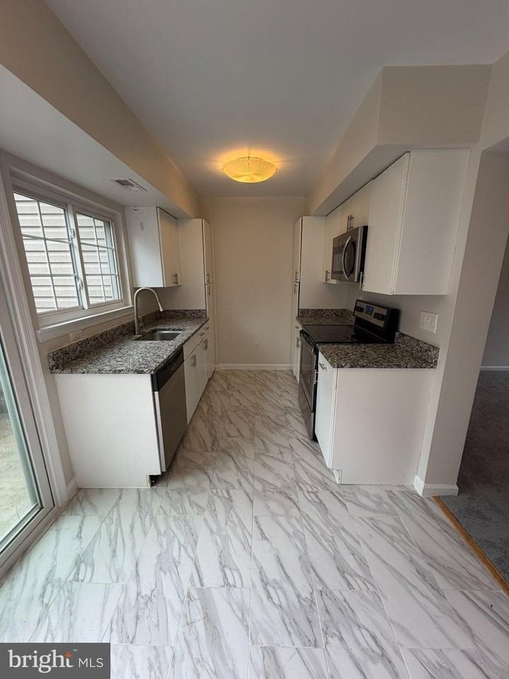 310 Lancaster Sq - Photo 3 of 17
