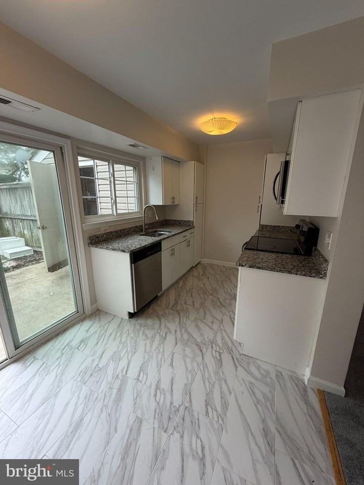 310 Lancaster Sq - Photo 4 of 17
