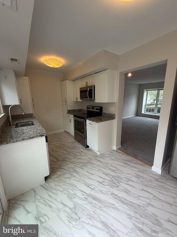 310 Lancaster Sq - Photo 5 of 17
