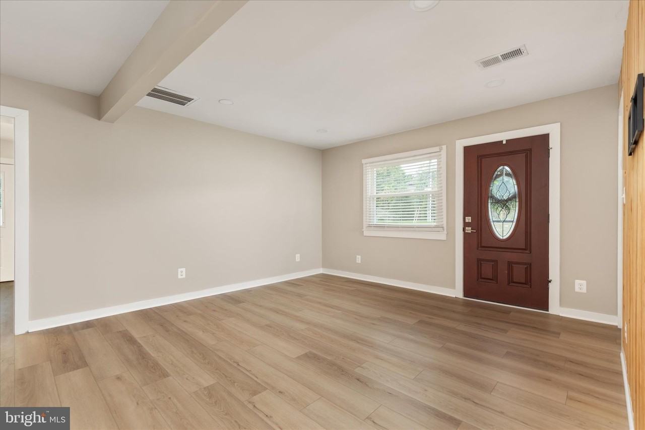 14013 Glenkirk Rd - Photo 3 of 42