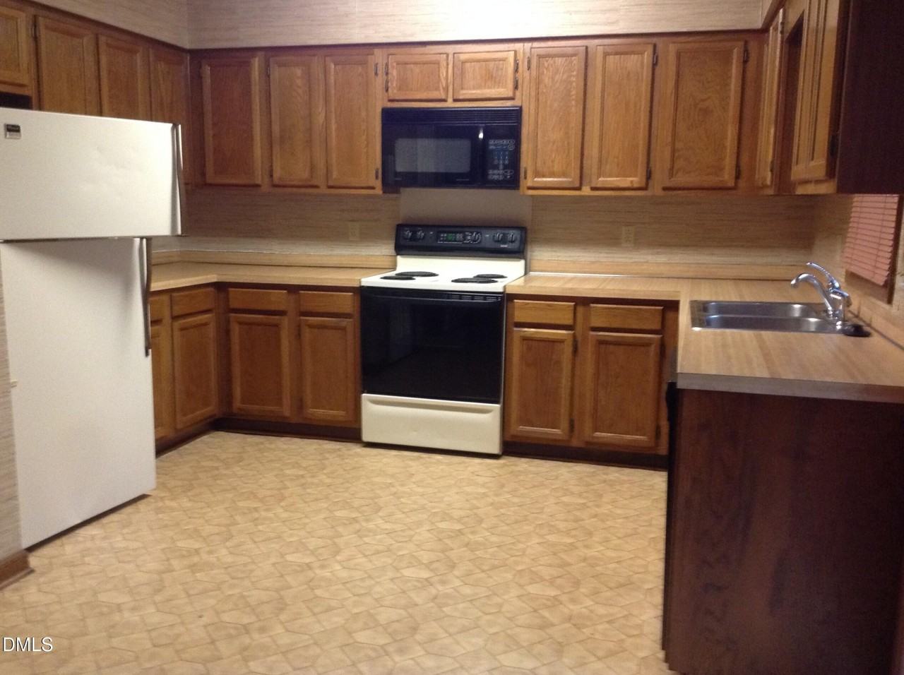 4302 Hunters Club Dr - Photo 3 of 9