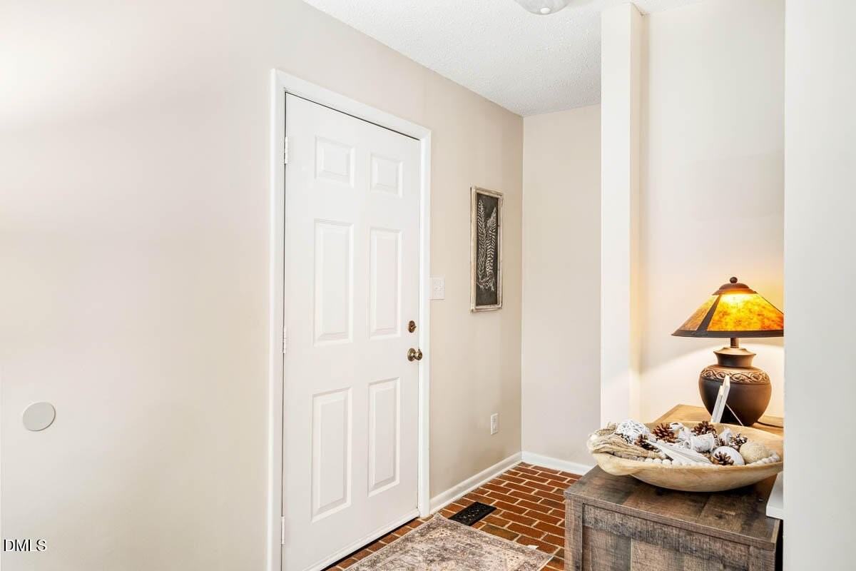 7 Twin Lakes Dr - Photo 4 of 50