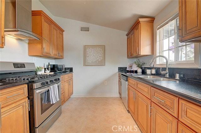 2044 W Spruce Ave - Photo 2 of 8