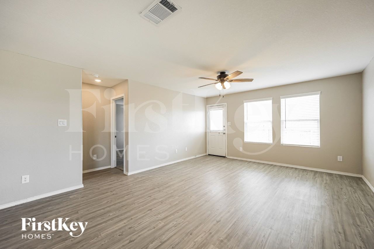 2404 Lake Hls - Photo 3 of 19