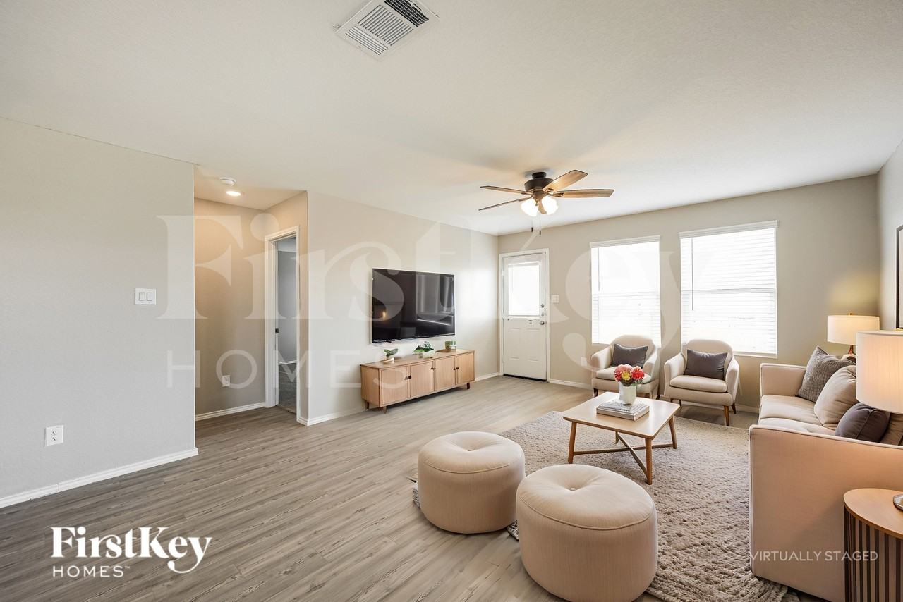 2404 Lake Hls - Photo 4 of 19