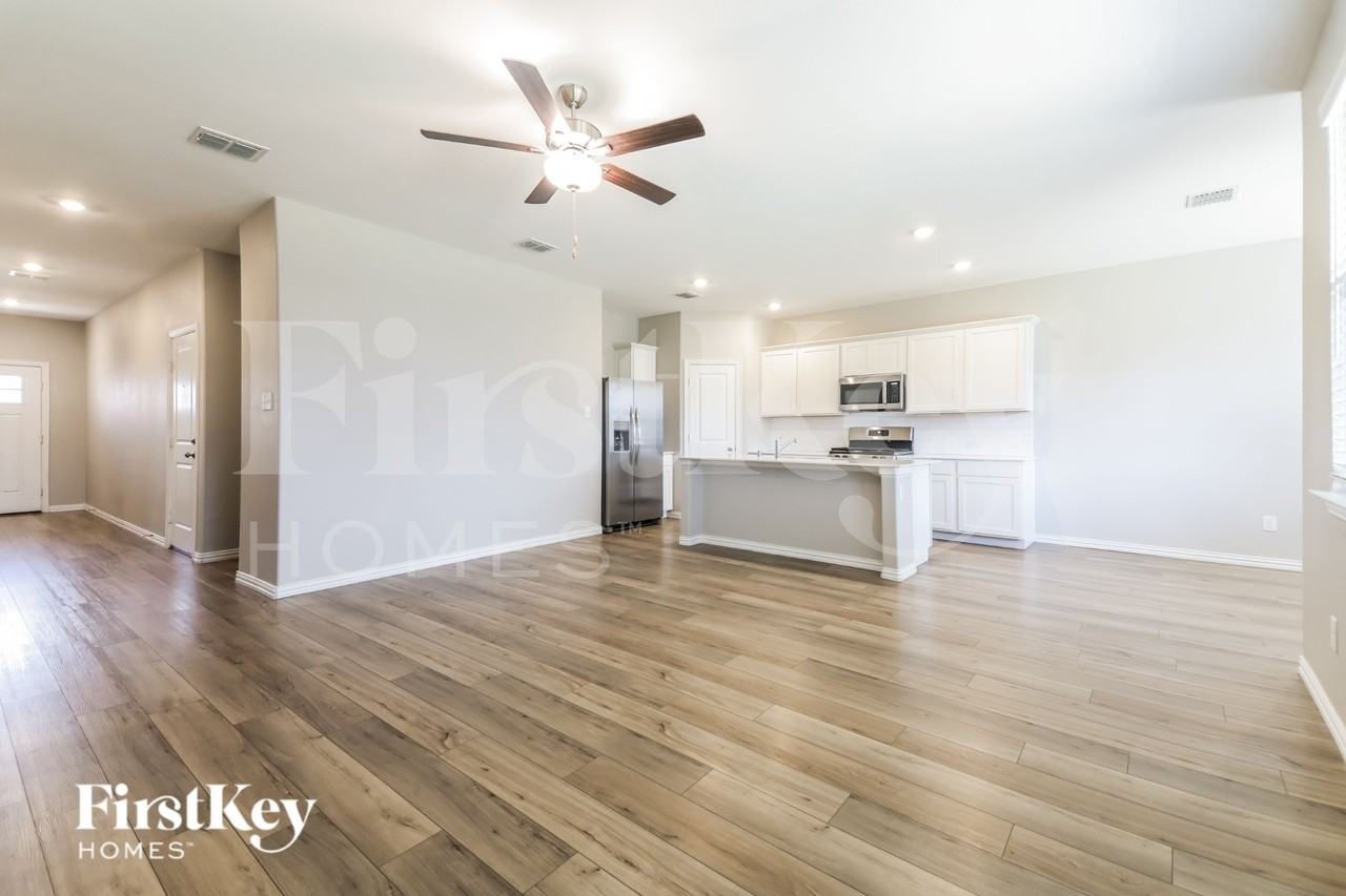 2304 Okeefe Dr - Photo 4 of 19