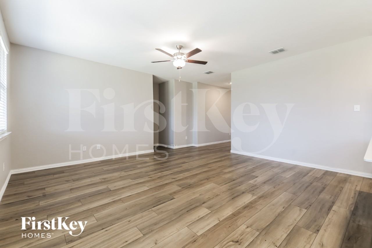 2304 Okeefe Dr - Photo 5 of 19