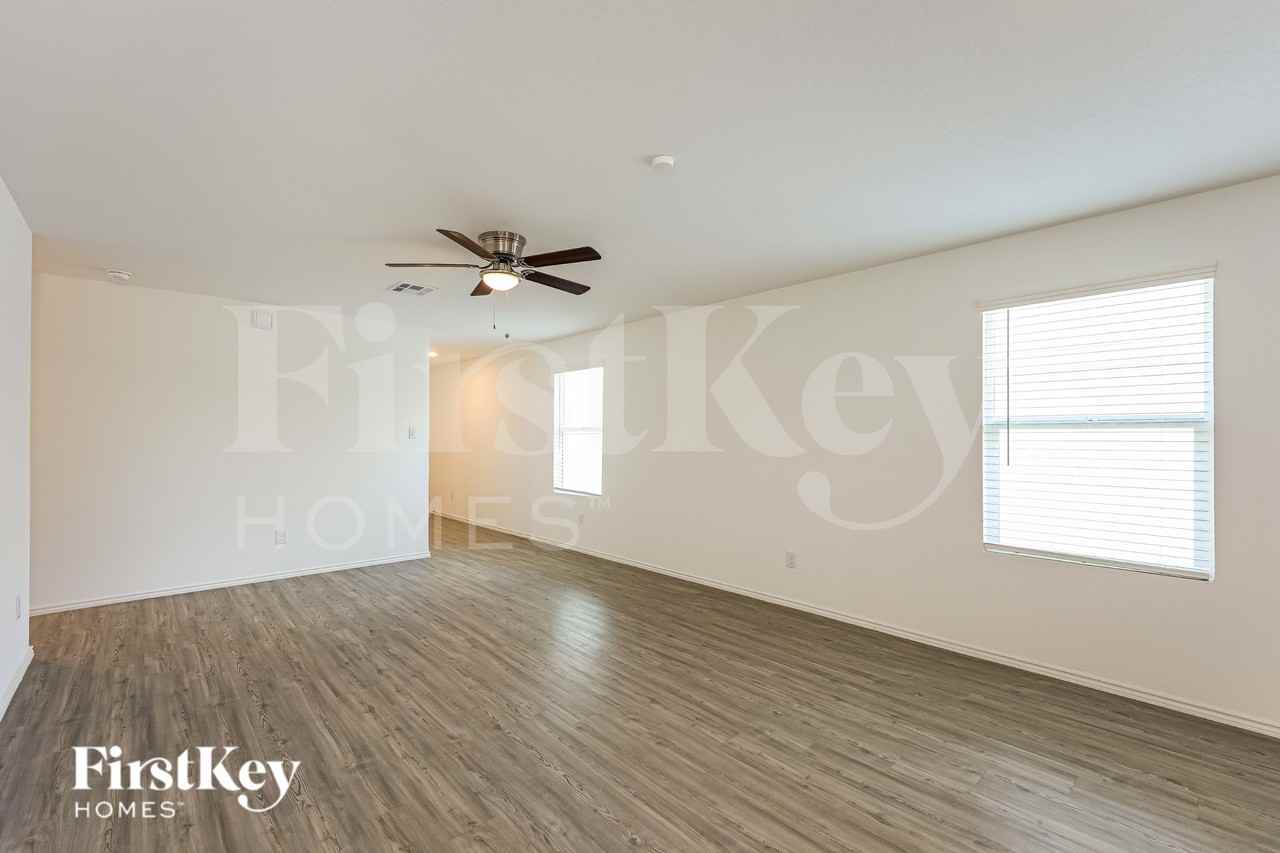 1335 White Willow - Photo 3 of 19