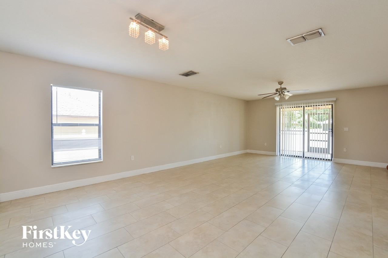 932 Fallbrooke Ave - Photo 2 of 15