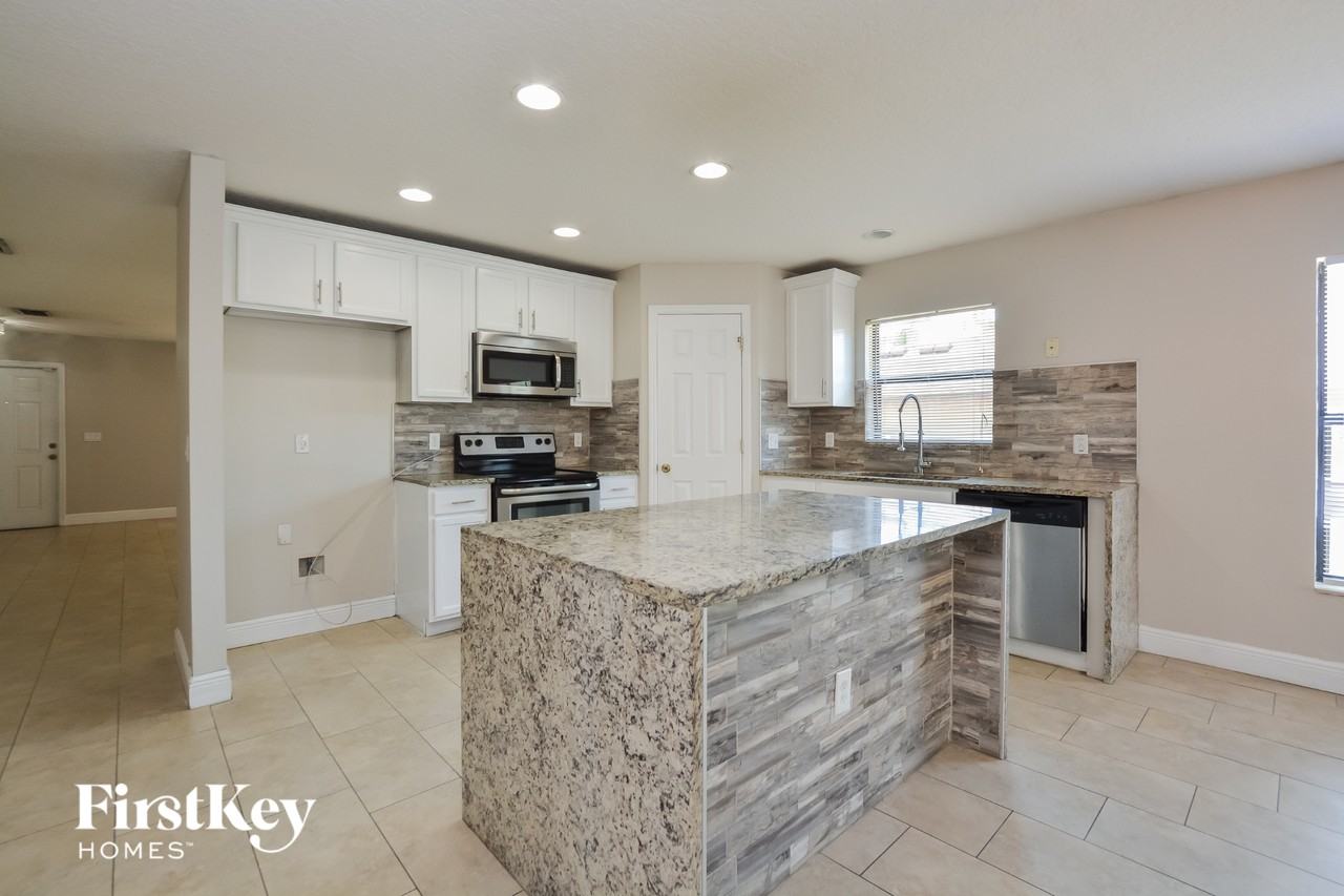 932 Fallbrooke Ave - Photo 5 of 15