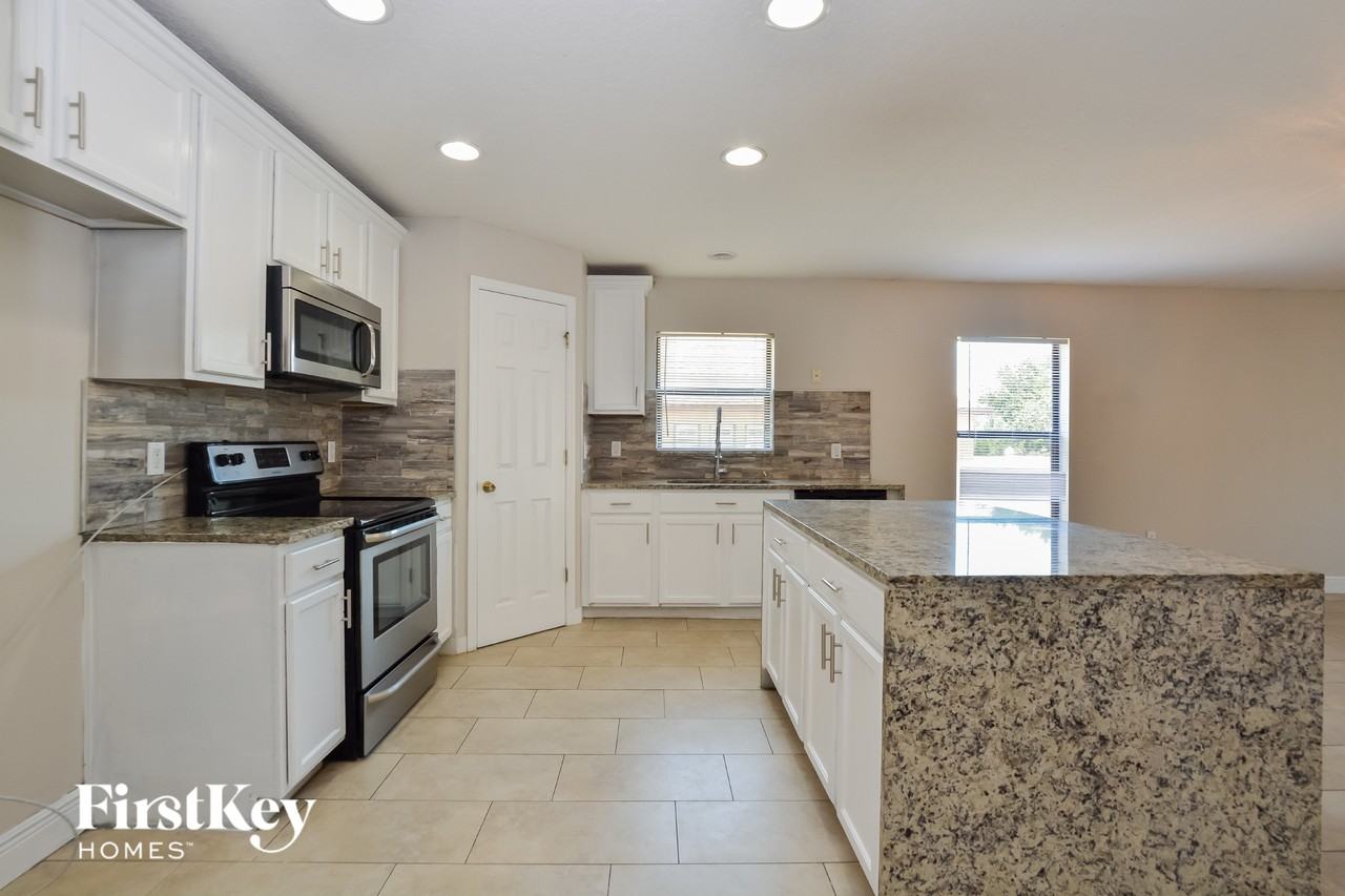 932 Fallbrooke Ave - Photo 6 of 15