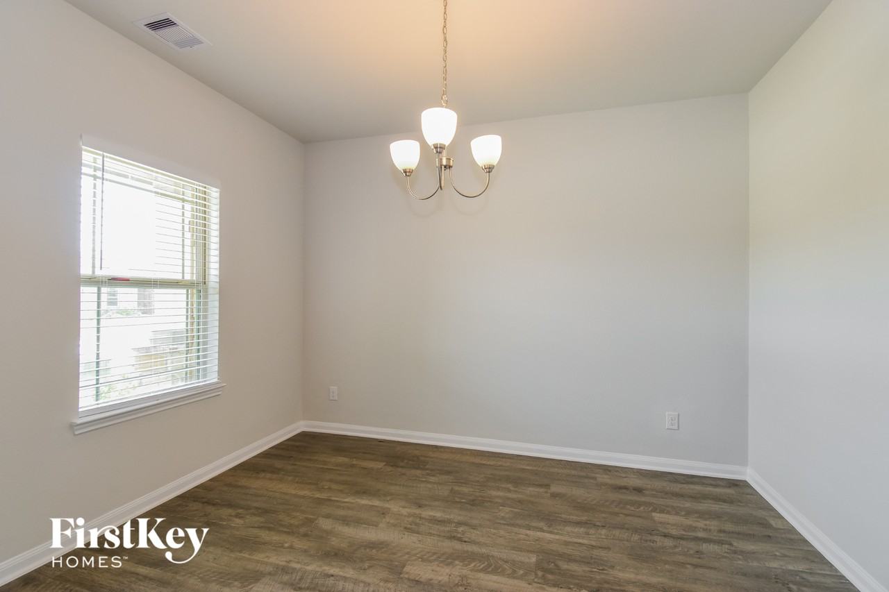 317 Lakeway Cir - Photo 3 of 15