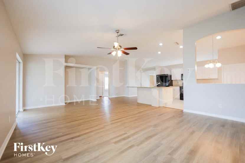 1721 Sw 44th St - Photo 4 of 15
