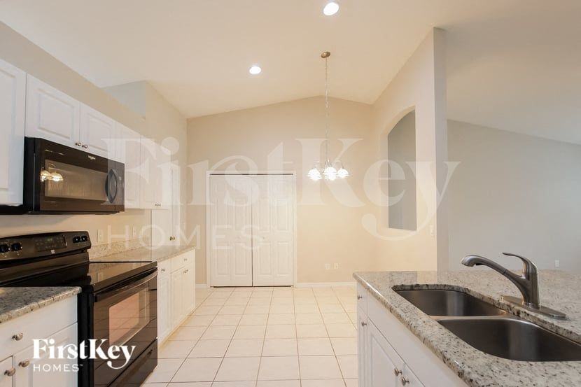 1721 Sw 44th St - Photo 6 of 15