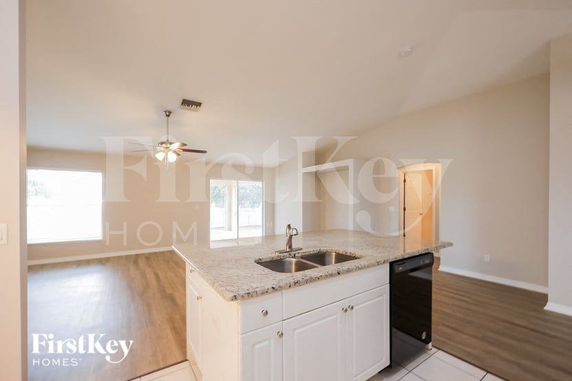 1721 Sw 44th St - Photo 7 of 15