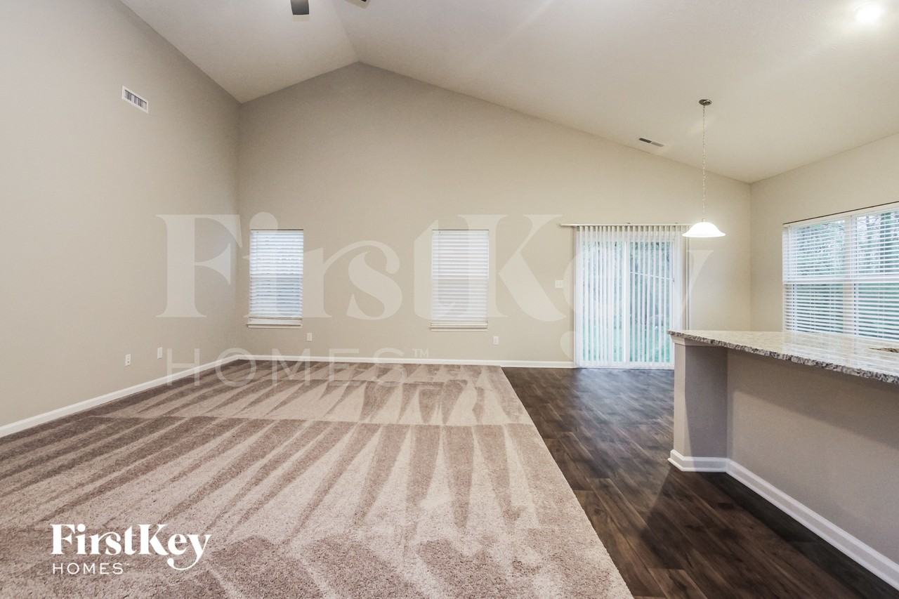 12128 Fall Ct - Photo 2 of 15